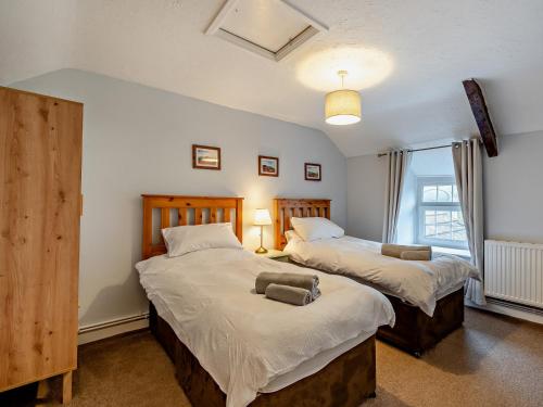 Llangynidrにある2 Bed in Llangynidr BN052のベッド2台と窓のある寝室
