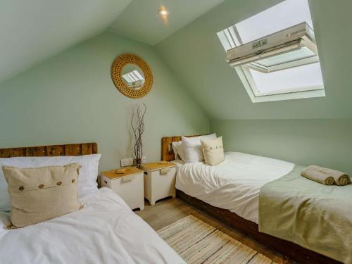 Ένα ή περισσότερα κρεβάτια σε δωμάτιο στο 6 Bed in Camber 89037