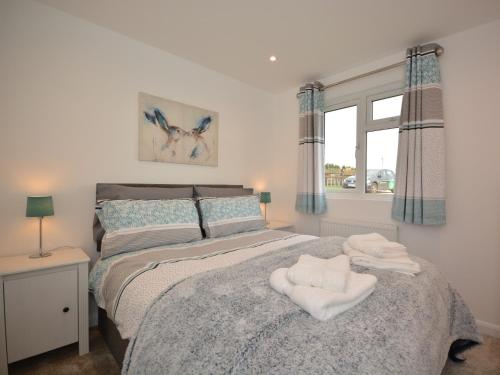 a bedroom with a bed with towels on it at 3 Bed in Moorlinch 56284 in Greinton