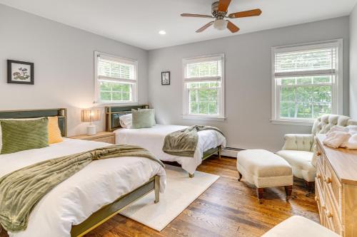 une chambre avec deux lits et un ventilateur de plafond dans l'établissement Pool, Sunroom and Gardens Luxe Sandy Hook Home!, 