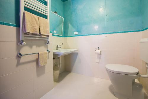 łazienka z toaletą i umywalką w obiekcie Bajta Fattoria Carsica w mieście Baita