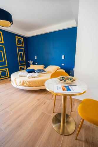 two beds in a room with a table at Halanus Agriexperience in Alanno