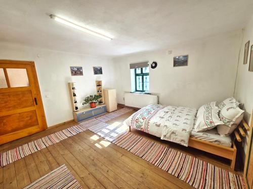 Un dormitorio con una cama y suelo de madera. en Rubia Soala 162, 