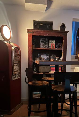 une pièce avec une table, des chaises et une étagère dans l'établissement Idéal compromis entre appartement et maison CAMBO, à Cambo-les-Bains