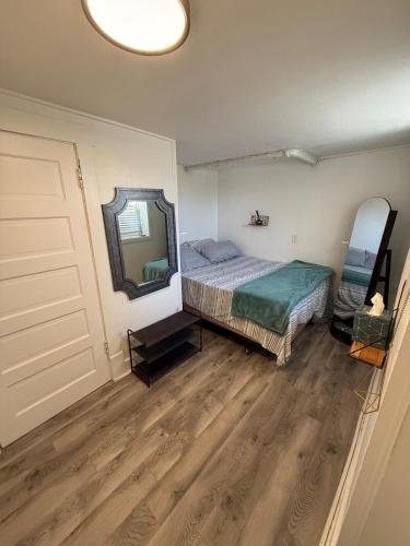 En eller flere senge i et værelse på 1 bedroom 1 bath Boho Basement