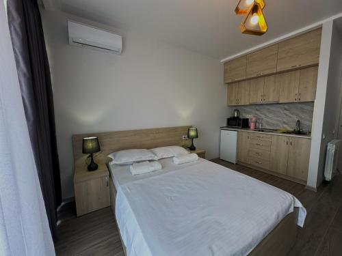 une chambre avec un lit avec deux serviettes dessus dans l'établissement Green House - Studio Apartment with Mountain and Sea view, à Batoumi