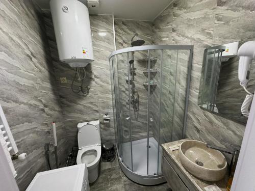 une salle de bains avec douche, toilettes et lavabo dans l'établissement Green House - Studio Apartment with Mountain and Sea view, à Batoumi