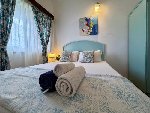 Villa By The Beach Goaにあるベッド