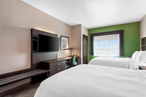 Ένα ή περισσότερα κρεβάτια σε δωμάτιο στο Holiday Inn Express Hotel and Suites Ada by IHG