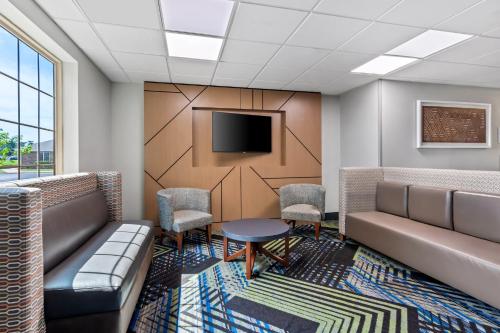 Χώρος καθιστικού στο Holiday Inn Express Hotel and Suites Ada by IHG