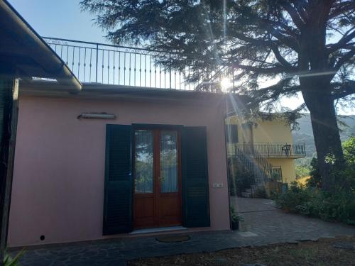a house with a brown door and a tree at Da Beatrice in Marciana Marina