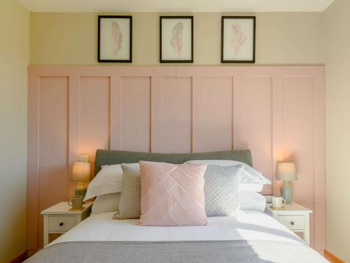 Katil atau katil-katil dalam bilik di 2 Bed in Llandrindod Wells 89064