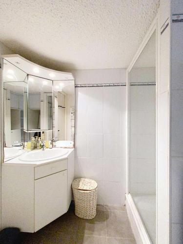 une salle de bain blanche avec un lavabo et une douche dans l'établissement Résidence Coulemelles - Maison mitoyenne 6 pers, cote Atlantique, Lacanau océan MAE-1091, à Lacanau