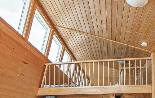 techo de madera en una habitación con ventanas en Holiday Home Hvide Sande 20, en Hvide Sande