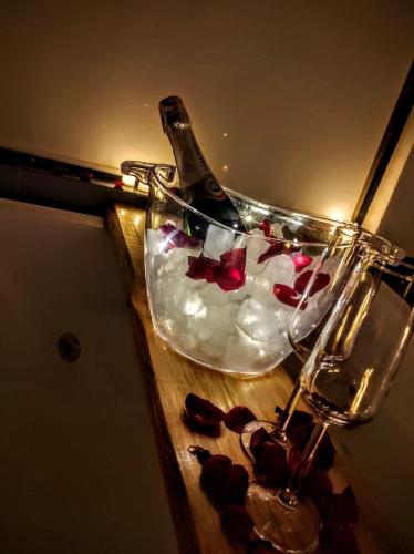 a bottle of champagne and a glass of ice cream at Cabanas Antonelli in Caxias do Sul