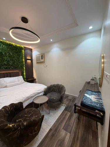 a bedroom with a bed and a table and chairs at شقق الريم in Medina