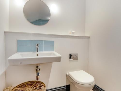 a bathroom with a sink and a toilet and a mirror at 3 bed in Stiffkey NCC49 in Stiffkey