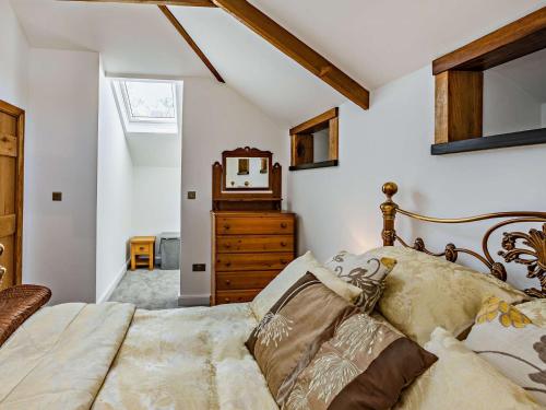 a bedroom with a bed and a dresser with a mirror at 2 Bed in South Petherwin 85894 in South Petherwin