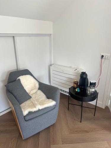 Et opholdsområde på Ruime slaap kamer met werkplek en privé badkamer bij Jacqueline