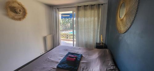 une chambre avec un lit et une fenêtre avec vue dans l'établissement Superbe 3p piscine riviera and dolce vita, à Antibes