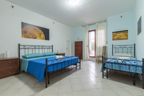 two beds in a room with blue walls at Selene BeB in Casalbordino
