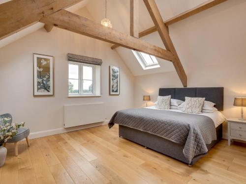 Finghallにある4 Bed in Bedale 80704の大きなベッドと2つの窓がある寝室