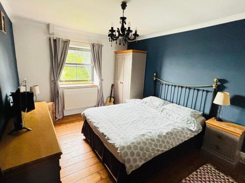 En eller flere senge i et værelse på 1 Engine Row Beautiful 3 Bedroom Cottage