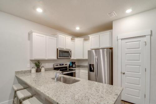 Dapur atau dapur kecil di Pensacola Retreat with Pool Access, 20 Mi to Beach