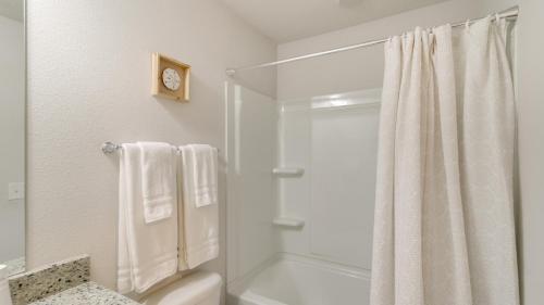 Bilik mandi di Pensacola Retreat with Pool Access, 20 Mi to Beach