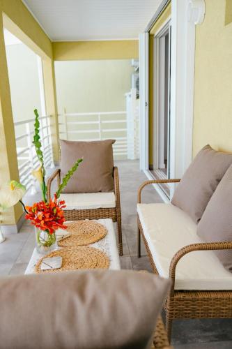 Un lugar para sentarse en Suite 2 Mogador Residence, 2BR, brand-new, rare and luxury, sea view