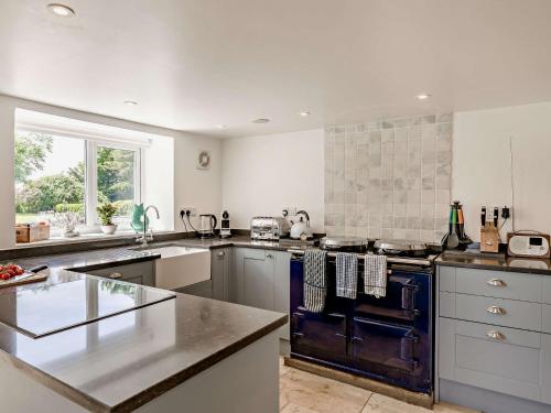 Η κουζίνα ή μικρή κουζίνα στο 4 Bed in Winfrith Newburgh 86025
