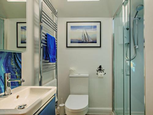 Ένα μπάνιο στο 4 Bed in Winfrith Newburgh 86025