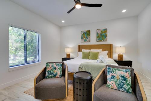 Postel nebo postele na pokoji v ubytování 7 Mi Fort Myers Beach Luxe Mai Tai Villa