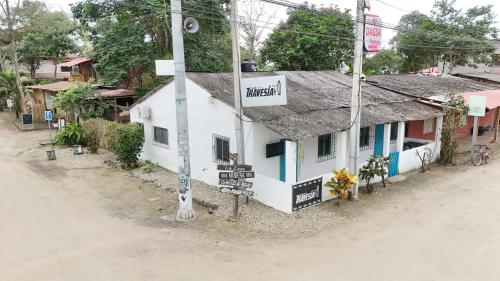 a white house with street signs in front of it at Casa travesia in Ayampe
