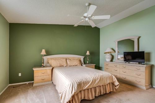 Кровать или кровати в номере 2 Mi to Spanish Springs Sq Home in The Villages