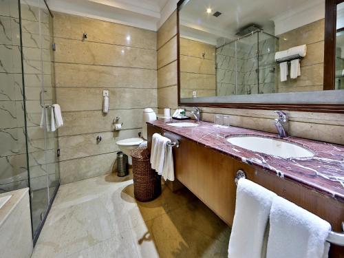 Un baño de Regenta Central Klassik Ludhiana, Model Town