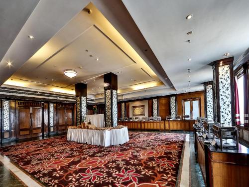 Un restaurante u otro lugar para comer en Regenta Central Klassik Ludhiana, Model Town