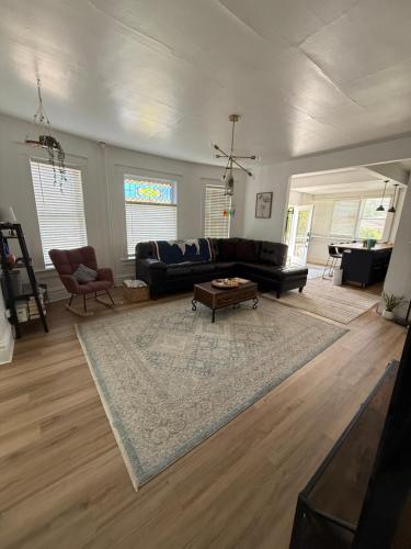 Et opholdsområde på Updated 2 bedroom close to downtown and university