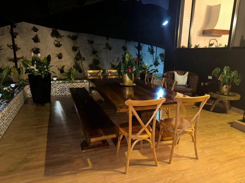a dining room with a wooden table and chairs at La Morocha Lago Calima in Madroñal