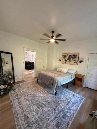 Et tv og/eller underholdning på Updated 2 bedroom close to downtown and university