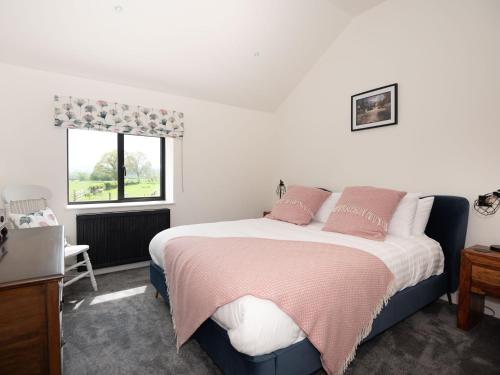 Postel nebo postele na pokoji v ubytování 14 Bed in Berriew 90568