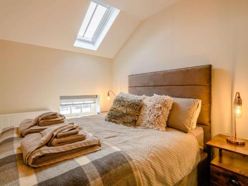 Ένα ή περισσότερα κρεβάτια σε δωμάτιο στο 3 Bed in Stanhope 89607