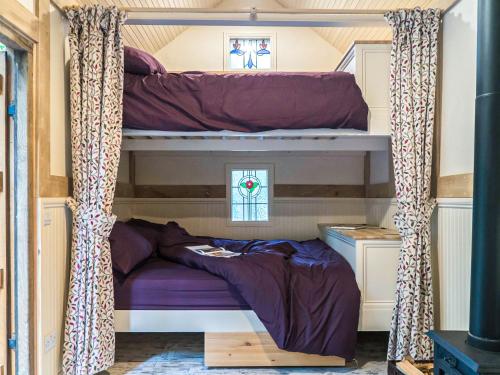 a bedroom with two bunk beds in a house at Jacobs Folly-Qu7115 in Melton Constable