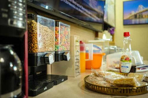 a kitchen counter with a coffee maker and a plate of food at Travel Inn in Sunnyside