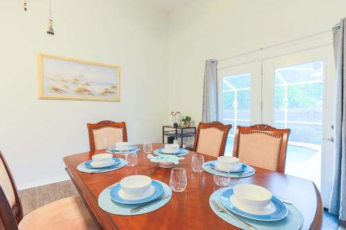 Χώρος καθιστικού στο Salty Tide Getaway - Nightlife, Pool, Play, Beach