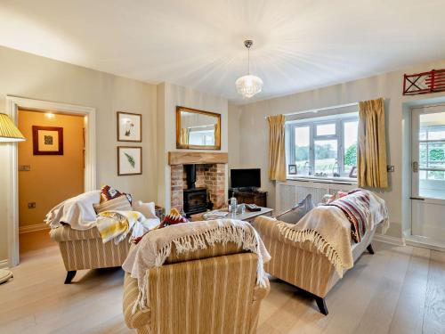 Una sala de estar con dos sofás y una chimenea. en 2 Bed in Richmond 74305, en Barton