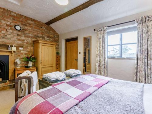 Giường trong phòng chung tại 1 Bed in Cheltenham 58873