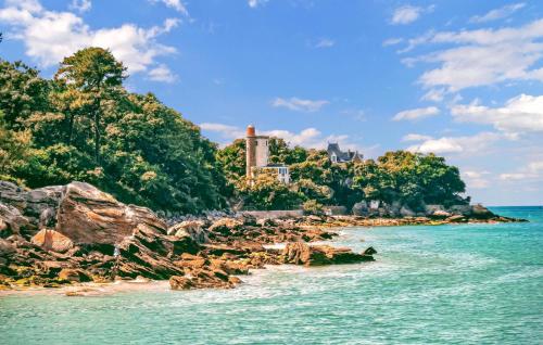 a view of the shore of a body of water at Stunning Home In Noirmoutier En Lile in Noirmoutier-en-l'lle