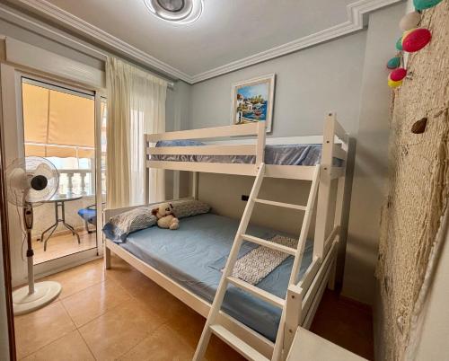 una camera con due letti a castello e una scala di Viñas a Torrevieja