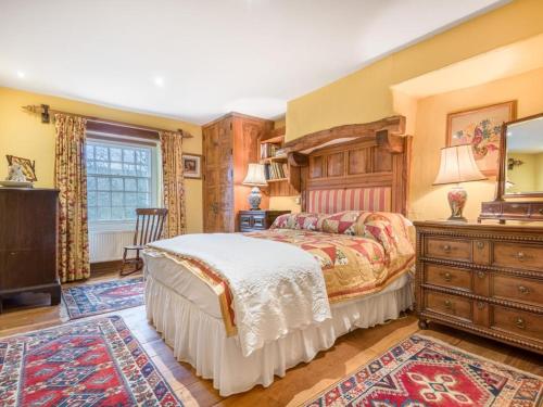- une chambre avec un lit, une commode et une télévision dans l'établissement 5 Bed in Eskdale SZ259, à Eskdale